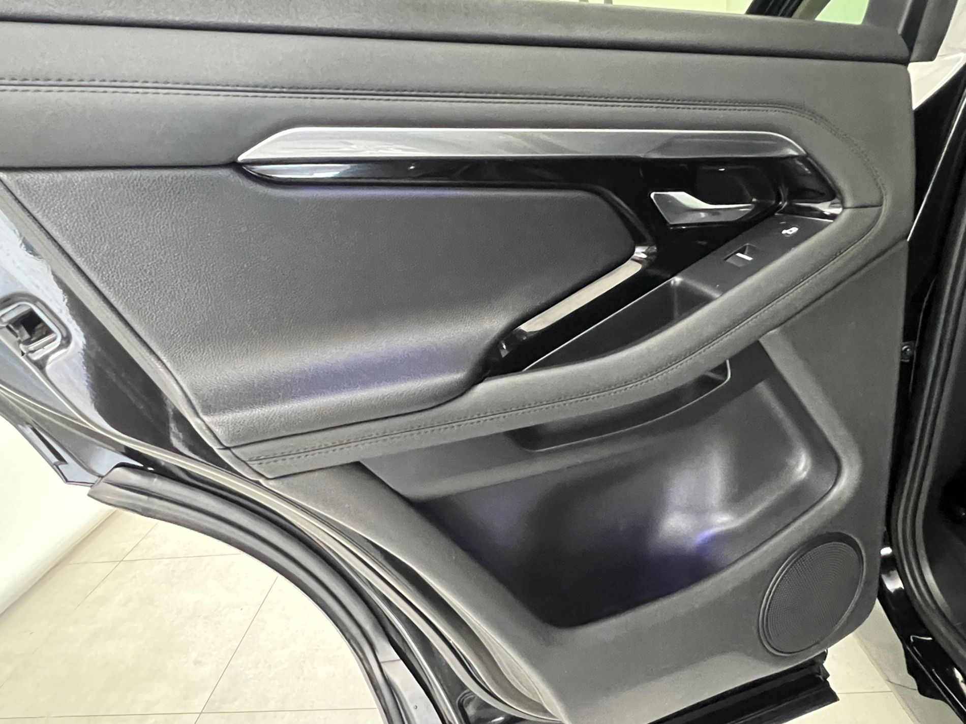 Evoque 2.0d i4 mhev awd 163cv auto - Autosani